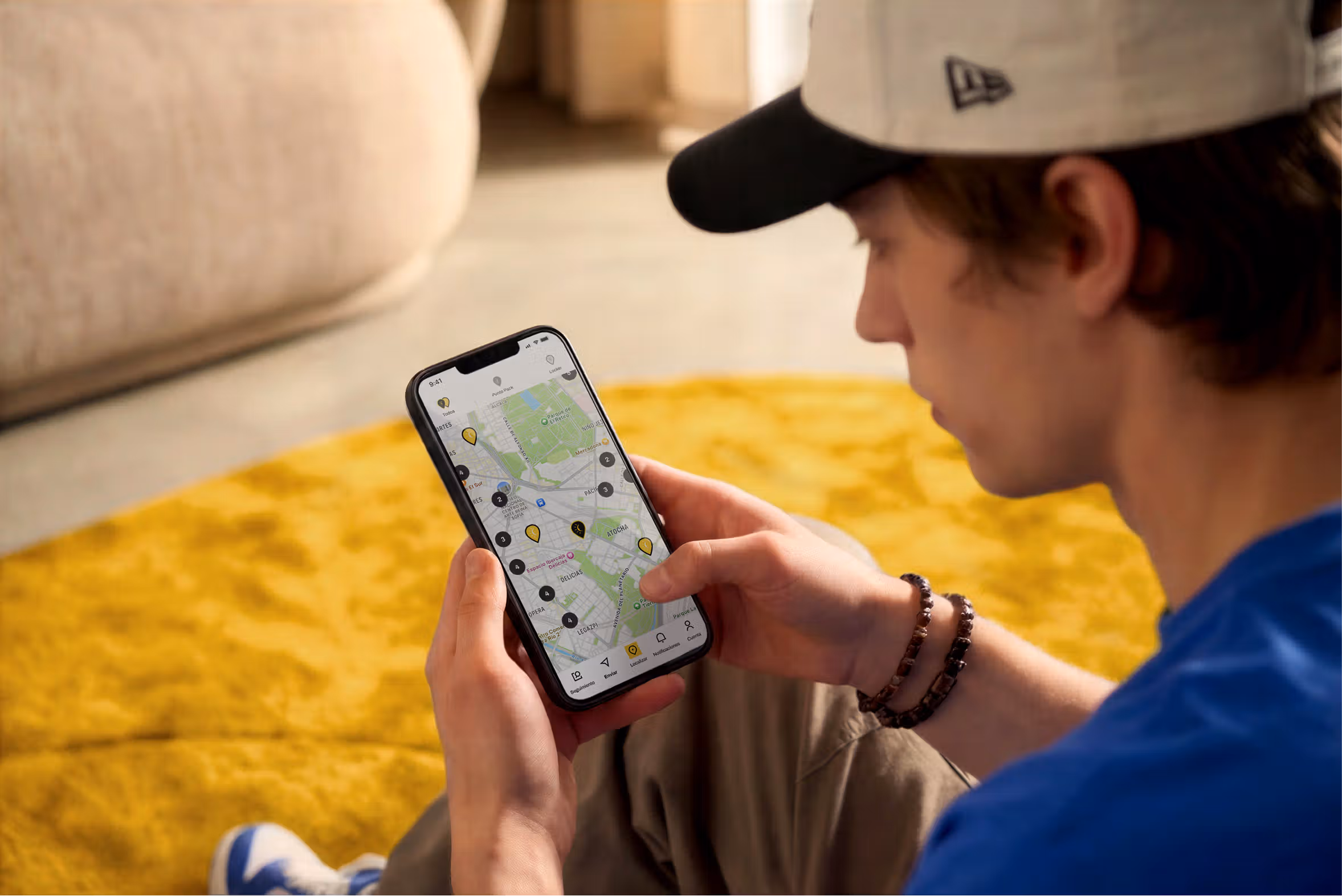 Pessoa a procurar um Locker ou Ponto Pack próximo na app da InPost